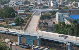 भोपाल : 90 डिग्री टर्न वाला ओवर ब्रिज बना विवादों का घर, लोगों को हादसों का सता रहा डर