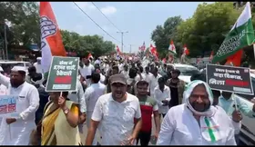 बिहार की राजधानी पटना में कांग्रेस का 'नौकरी दो या सत्ता छोड़ो' को लेकर प्रदर्शन