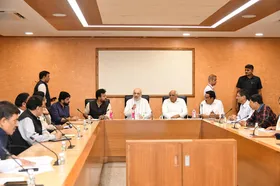 अहमदाबाद विमान हादसा : अमित शाह ने एकमात्र जीवित बचे यात्री से की मुलाकात