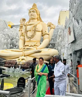 बेंगलुरु के प्राचीन शिवोहम शिव मंदिर पहुंचीं कंगना रनौत, किए दर्शन
