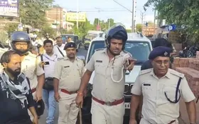 धनबाद में भाजपा सांसद और कांग्रेस नेता के समर्थक भिड़े, पुलिस ने किया लाठीचार्ज