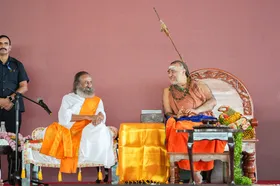 आदि शंकराचार्य ने 'आर्ट ऑफ लिविंग इंटरनेशनल सेंटर' का किया दौरा, श्री श्री रविशंकर के वैश्विक कार्यों को सराहा