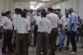 अहमदाबाद प्लेन क्रैश के बाद सेवा में जुटे आरएसएस कार्यकर्ता, मानवता की सेवा कर रहे स्वयंसेवक