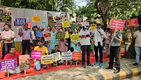 दिल्ली: डीपीएस द्वारका के खिलाफ अभिभावकों का प्रदर्शन, सरकार से स्कूल को टेकओवर करने की मांग