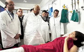 अहमदाबाद विमान हादसे के पीड़ितों से मिला कांग्रेस का प्रतिनिधिमंडल, सरकार से संवेदनशीलता बरतने की मांग