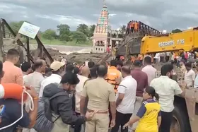 पुणे में पुल ढहने से चार लोग डूबे, लापता लोगों की तलाश के लिए बचाव अभियान जारी (लीड-1)