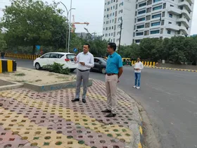 नोएडा : सड़क, स्टेडियम और सोसायटियों में मिली लापरवाही, अवर अभियंता और स्वास्थ्य निरीक्षक का वेतन रोकने के निर्देश