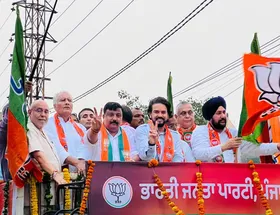 पंजाब : अनुराग ठाकुर का केजरीवाल पर निशाना, 'राज्यसभा पहुंचने के लिए सांसद को विधानसभा उपचुनाव में उतारा'