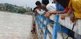 बिहार: फल्गु नदी का अचानक बढ़ा जलस्‍तर, 12 लोगों को बचाया गया