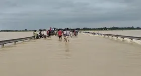 पश्चिम बंगाल के मिदनापुर में बारिश बनी आफत, कई इलाकों में बाढ़ की स्थिति