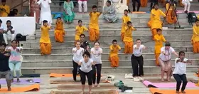 ऋषिकेश के गंगा तट पर योगासन: स्वामी चिदानंद सरस्वती बोले, 'पूरे विश्व में  बढ़ रहा योग का वर्चस्व'