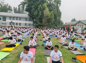 जम्मू-कश्मीर में 11वां अंतरराष्ट्रीय योग दिवस: एलओसी से सटे क्षेत्रों से लेकर शहरों तक, योग के उत्साह ने बांधा समां
