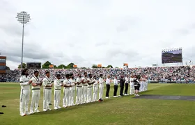 भारत और इंग्लैंड के खिलाड़ियों ने डेविड लॉरेंस को श्रद्धांजलि देने के लिए काली पट्टी बांधी