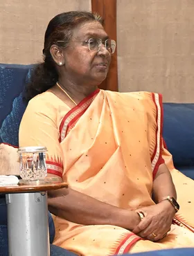 राष्ट्रपति द्रौपदी मुर्मू ने एम्स भुवनेश्वर का किया दौरा, एफएम कॉलेज की पीड़िता के परिवार से की मुलाकात
