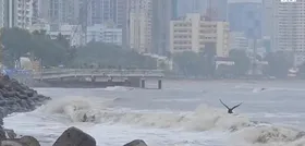 मुंबई में भारी बारिश और हाई टाइड की चेतावनी