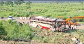 इटावा: बिहार से दिल्ली जा रही डबल डेकर बस हादसे का शिकार, 2 की मौत, 50 से अधिक यात्री घायल