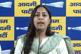 दिल्ली यूनिवर्सिटी में छात्रों को एडमिशन दिलाएगी 'आप'