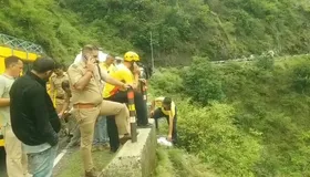 उत्तराखंड के कालसी-चकराता मार्ग पर गहरी खाई में गिरी कार, तीन की मौत