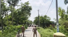 इटावा में बवाल : दादरपुर में यादव समाज का प्रदर्शन उग्र, पुलिस पर पथराव