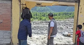 हिमाचल प्रदेश: मनाली में भारी बारिश से जनजीवन प्रभावित, बाढ़ में 4 दुकानें बहीं, लाखों का नुकसान
