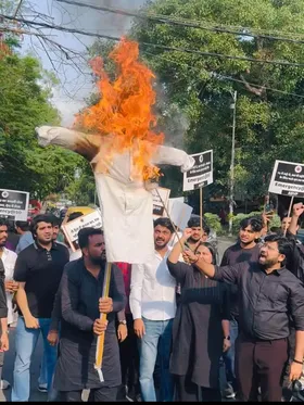 आपातकाल के 50 वर्ष पूर्ण होने पर अभाविप ने दिल्ली विश्वविद्यालय में किया पुतला दहन