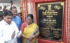 दिल्ली की सीएम ने नरेला में नए डीटीसी डिपो का किया उद्घाटन ; 105 इलेक्ट्रिक 'देवी बसों' को दिखाई हरी झंडी
