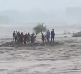 पाकिस्तान : स्वात नदी में अचानक आई बाढ़ में 18 पर्यटक बह गए, 7 लोगों की मौत