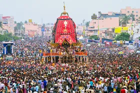 पुरी रथयात्रा भगदड़ : दो अधिकारी निलंबित, डीएम-एसपी का तबादला, 25 लाख की मदद की घोषणा