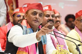 सियासी पिच पर संघर्षों से भरी है अखिलेश की जिंदगी, सत्ता-प्यार और परिवार हर मोर्चे पर डटे रहे मुलायम के 'लाल'