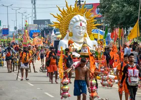 अलीगढ़ में कांवड़ यात्रा की तैयारियां जोरों पर, घंटी-घुंघरू की बढ़ी मांग