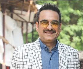 पंकज त्रिपाठी ने टीम को खिलाए लखनऊ के स्वादिष्ट आम, सेट पर छाई मस्ती!