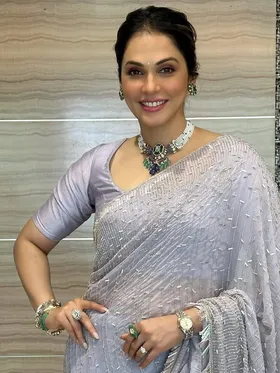 सोशल मीडिया डे पर ईशा कोप्पिकर का फैंस को मैसेज, ‘आप जैसे हैं, परफेक्ट हैं’