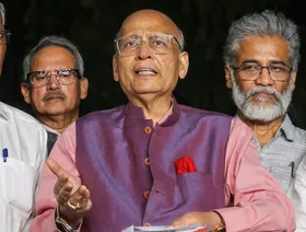 विपक्षी दलों ने चुनाव आयोग से की मुलाकात, बिहार में मतदाता सूची के विशेष गहन पुनरीक्षण पर जताई आपत्ति