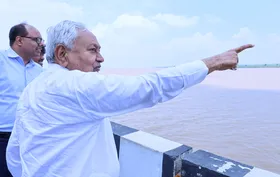 बिहार में संभावित बाढ़ के मद्देनजर अतिसंवेदनशील तटबंधों की निगरानी, 'श्रमिक' तैनात