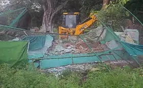 धामी सरकार ने काशीपुर में अवैध कब्जे की नीयत से बनी मजारों पर चलाया बुलडोजर, 5 संरचनाएं ढहाई