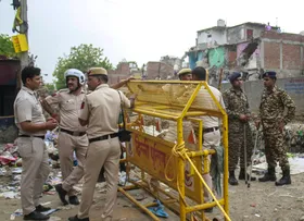 दिल्ली में डबल मर्डर से दहशत, मां-बेटे की घर में घुसकर हत्या
