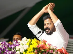 रेवंत रेड्डी बोले, 'इंदिरा गांधी की महानता समझाने के लिए कुछ को पीटना जरूरी,' पूनावाला बोले- ‘मानसिकता आपातकाल वाली’