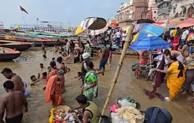 देवशयनी एकादशी: काशी में गंगा स्नान के लिए उमड़े श्रद्धालु, लगाई आस्था की डुबकी