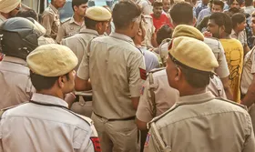 दिल्ली : द्वारका जिला पुलिस ने अवैध रूप से रह रहे 29 लोगों को किया डिपोर्ट