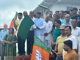 हिमाचल : मंडी और कुल्लू के आपदा प्रभावितों के लिए प्रेम कुमार धूमल ने हमीरपुर से भेजी राहत सामग्री