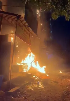 नोएडा : चार मंजिला घर में लगी भीषण आग, 100 लोग छत पर फंसे, रेस्क्यू कर सुरक्षित निकाला गया