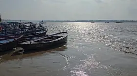 वाराणसी में गंगा का जलस्तर बढ़ा, घाटों पर लोग कर रहे पूजा-अर्चना