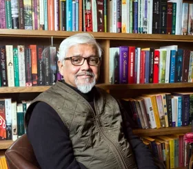 अंग्रेजी भाषा के साहित्यकार अमिताभ घोष, जिन्होंने अनूठी लेखनी के जरिए बनाई पहचान
