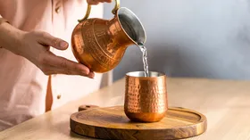 बारिश के मौसम में वरदान है 'तांबे' के बर्तन में रखा पीना