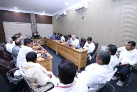 पटना में छह घंटे चली महागठबंधन की बैठक, सीट बंटवारे को लेकर सभी दलों ने दावेदारी सौंपी