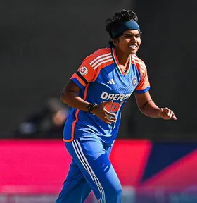 भारत बनाम इंग्लैंड : अपनी पहली ही टी20 सीरीज में श्री चरणी ने बनाया अनूठा रिकॉर्ड