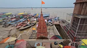 वाराणसी: गंगा के उफान से घाटों पर संकट, डूबीं मंदिर चौकियां, ठप हुई रोजी-रोटी