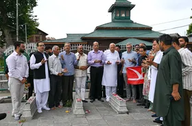 शहीदी दिवस पर फातिहा पढ़ने से रोकने के मामले में राजनीति तेज, उमर अब्दुल्ला के समर्थन में उतरे कई विपक्षी नेता