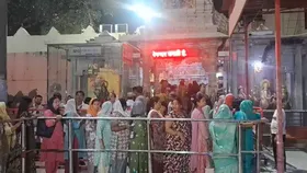 गाजियाबाद के दूधेश्वर नाथ मंदिर में भक्तों की लंबी कतार, सुरक्षा के व्यापक इंतजाम