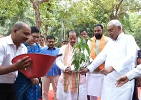 नीतीश कुमार ने 'वन महोत्सव 2025' का किया शुभारंभ, पांच करोड़ पौधारोपण का लक्ष्य